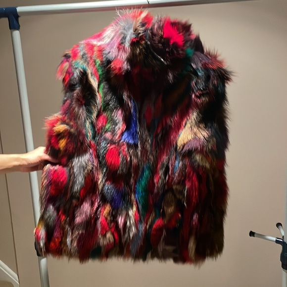 ALMOST NEW Real oversized fur vest in size small - Picture 3 of 8